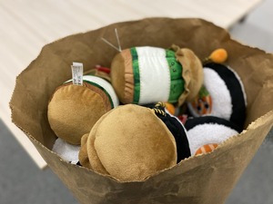 Maskotki w papierowym worku