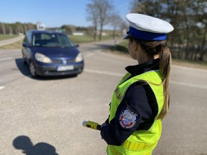 Policjantka z alkomatem an drodze