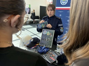 Policjantka na stoisku profilaktycznym