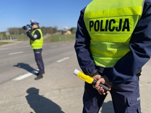 Policjanci przy drodze