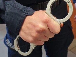 Policjant z kajdankami w dłoni