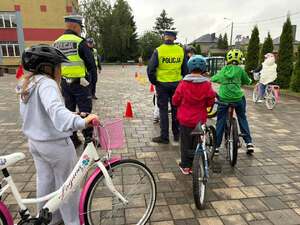 Policjanci z dziećmi na egzaminie na kartę rowerową