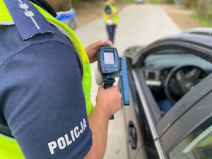 Policjanci przy samochodzie osobowym