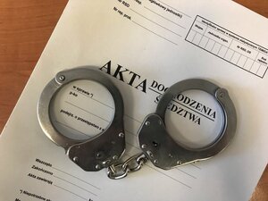 Kajdanki leżące na aktach dochodzenia/ śledztwa