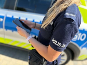 Policjantka przy radiowozie