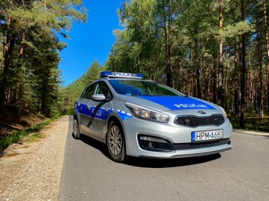 Radiowóz w lesie
