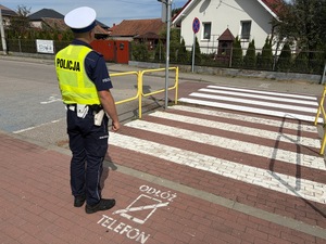 Policjant przy przejściu dla pieszych