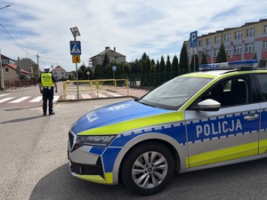 Policjant przy przejściu dla pieszych