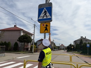 Policjant przy przejściu dla pieszych