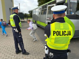Policjanci kontrolują autobus