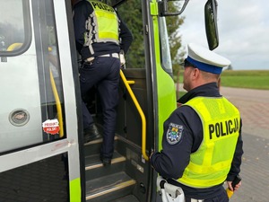 Policjanci kontrolują autobus