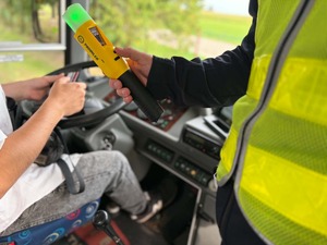 Policjanci sprawdzają stan trzeźwości kierowcy autobusu