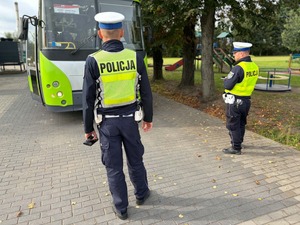 Policjanci kontrolują autobus