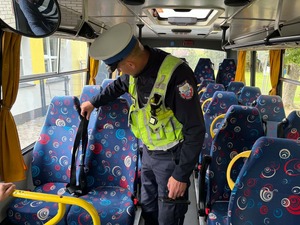 Policjanci kontrolują autobus