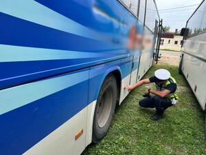 Policjant kontroluje autobus