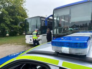 Policjant kontroluje autobus