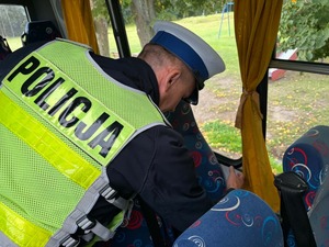 Policjant kontroluje autobus