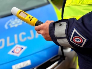 Policjant z alkomatem w dłoni