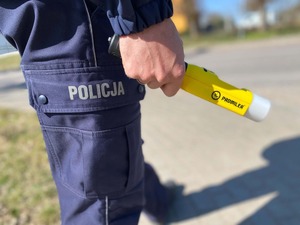 Policjant z urządzeniem do badania stanu trzeźwości