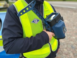 Policjant z ręcznym miernikiem prędkości
